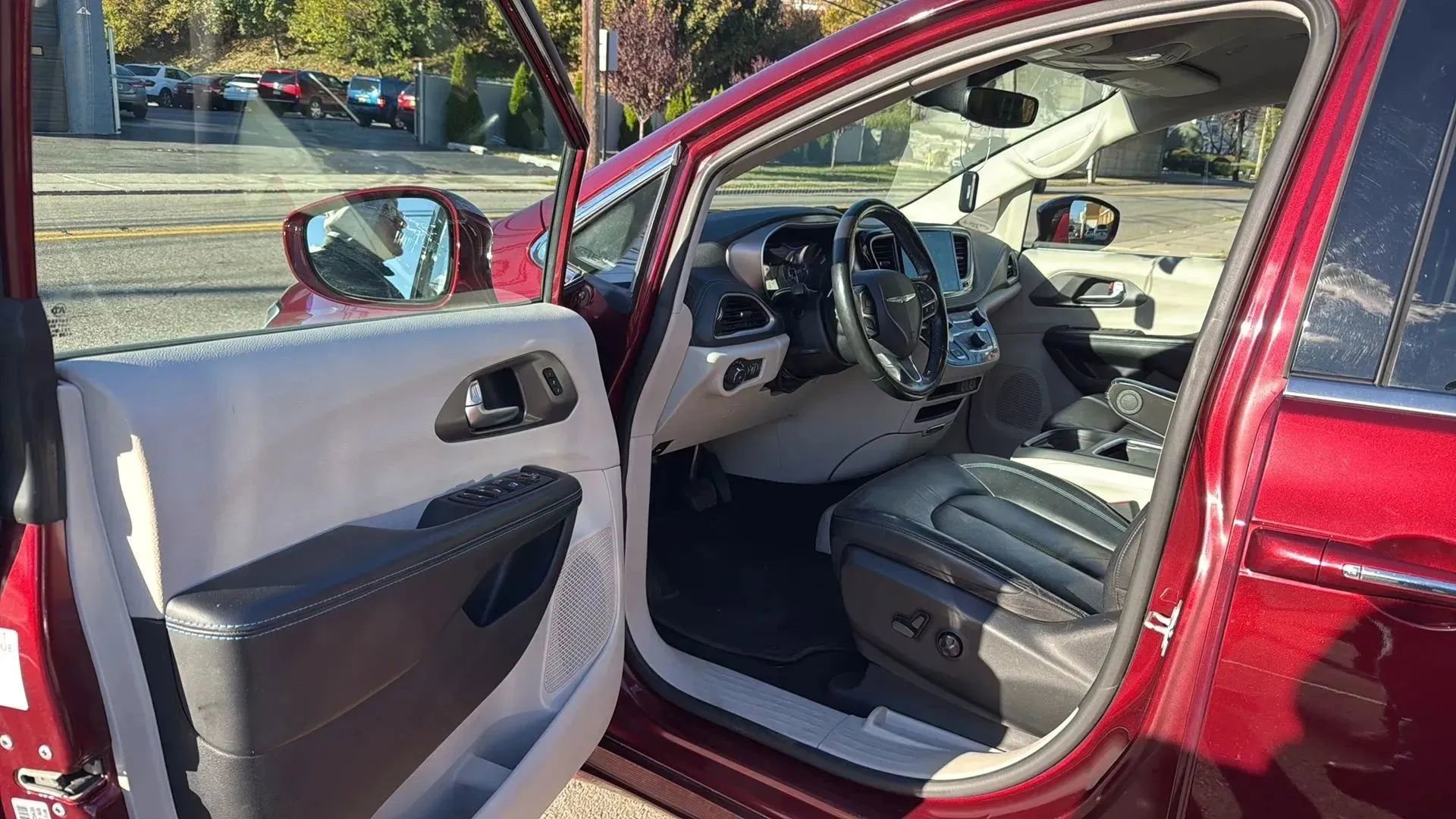 Used 2021 Chrysler Pacifica Touring-L image 23