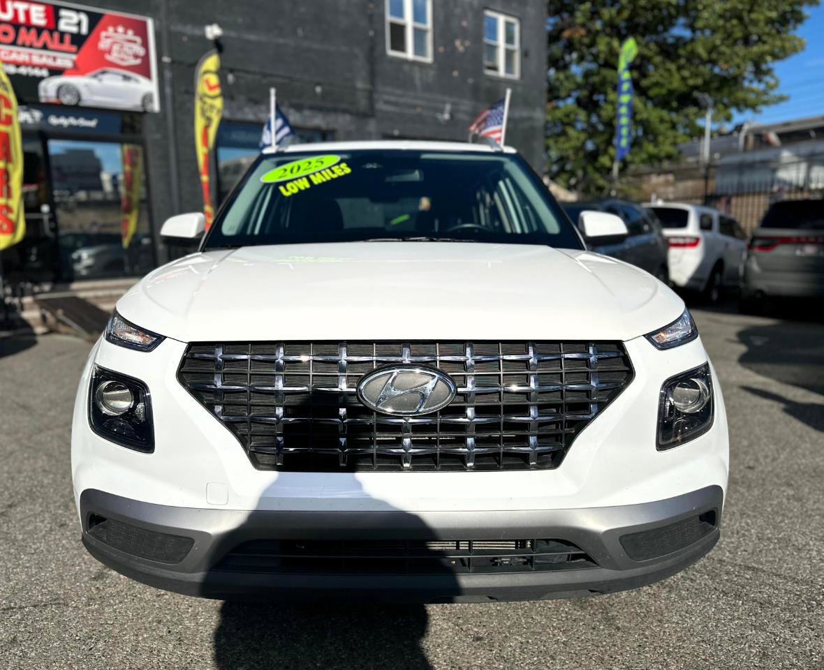 Used 2025 Hyundai Venue SEL FWD image 2