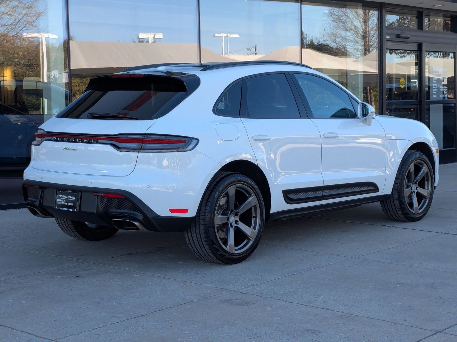Certified 2025 Porsche Macan image 9