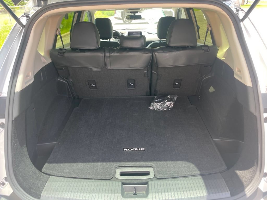 Used 2023 Nissan Rogue SV FWD image 14
