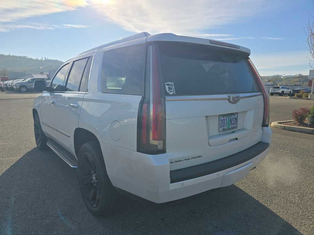 Used 2016 Cadillac Escalade Luxury image 2
