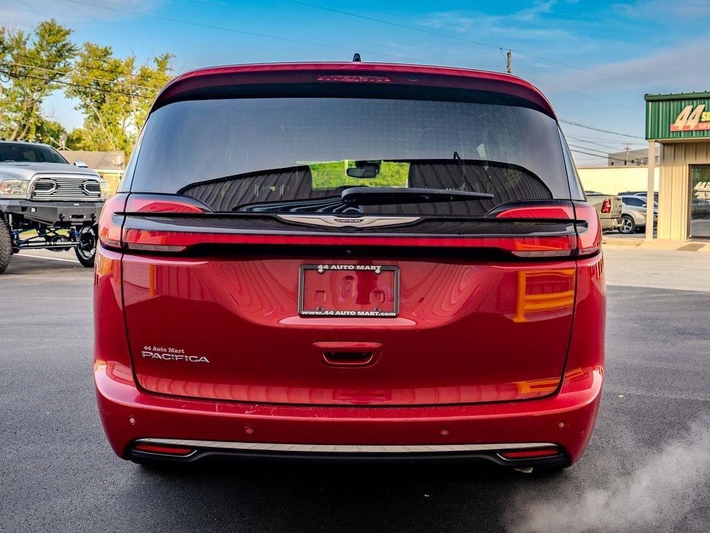 Used 2024 Chrysler Pacifica Touring-L FWD image 3