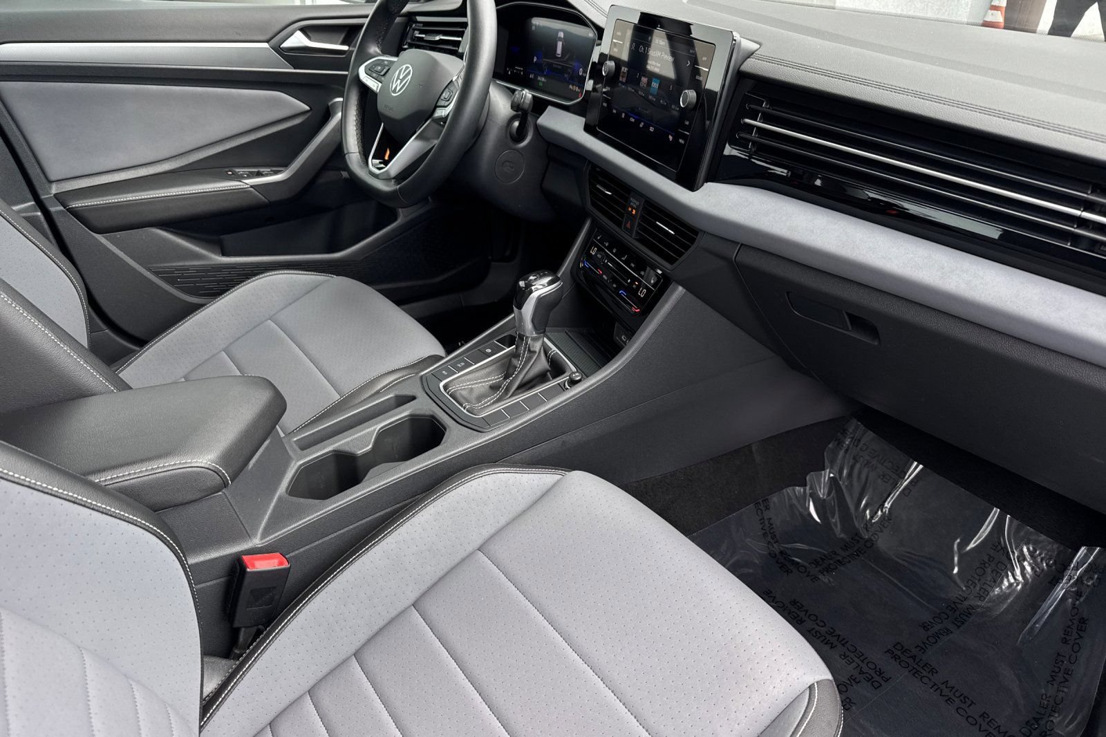 Used 2025 Volkswagen Jetta SE FWD image 12