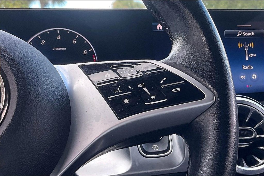 Used 2025 Mercedes-Benz GLB 250 image 9