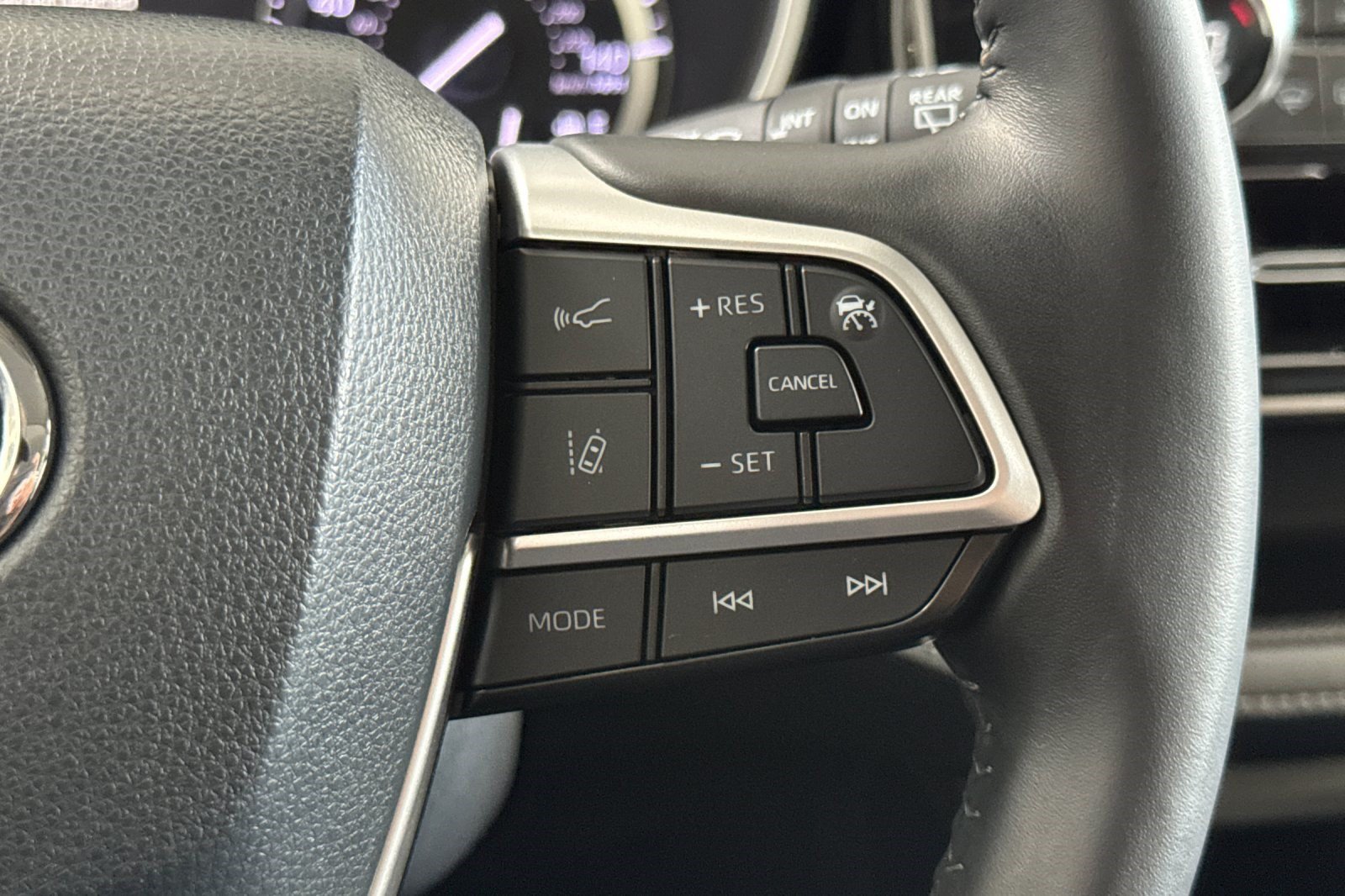 Used 2022 Toyota Highlander XLE AWD/4WD image 33