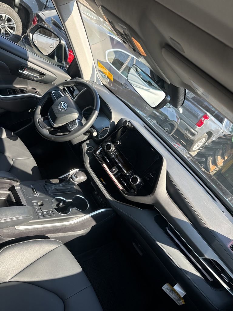 Used 2024 Toyota Highlander XLE image 10