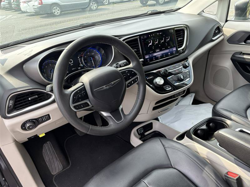 Used 2023 Chrysler Pacifica Touring-L FWD image 19