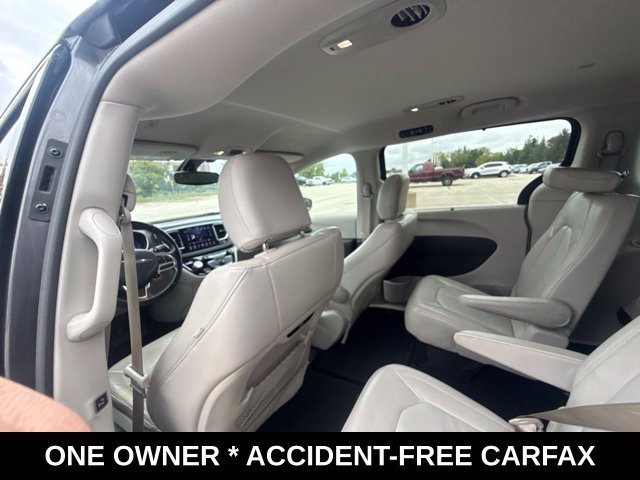 Used 2018 Chrysler Pacifica Touring-L w/ Premium Audio Group FWD image 31