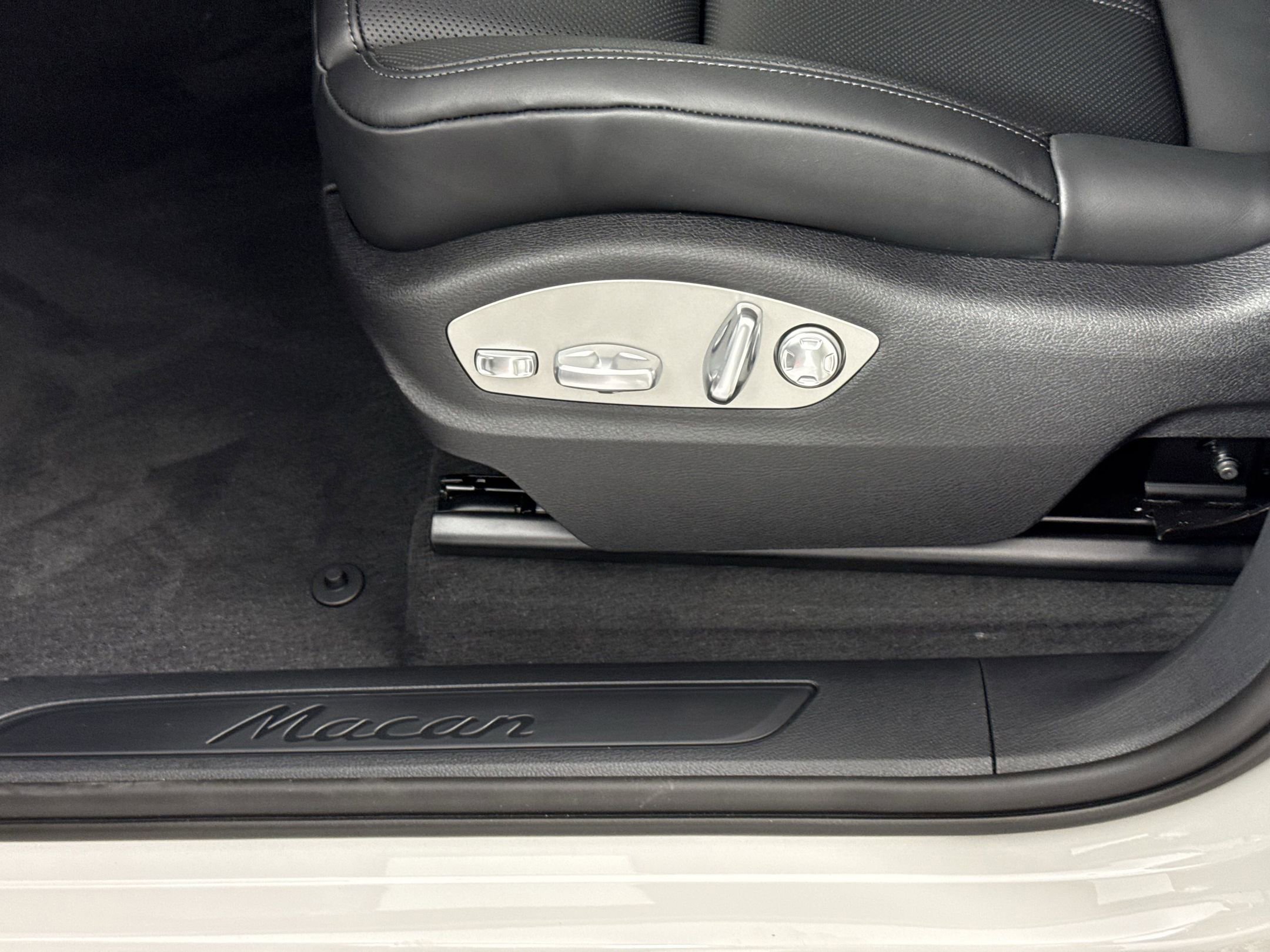 New 2025 Porsche Macan image 14