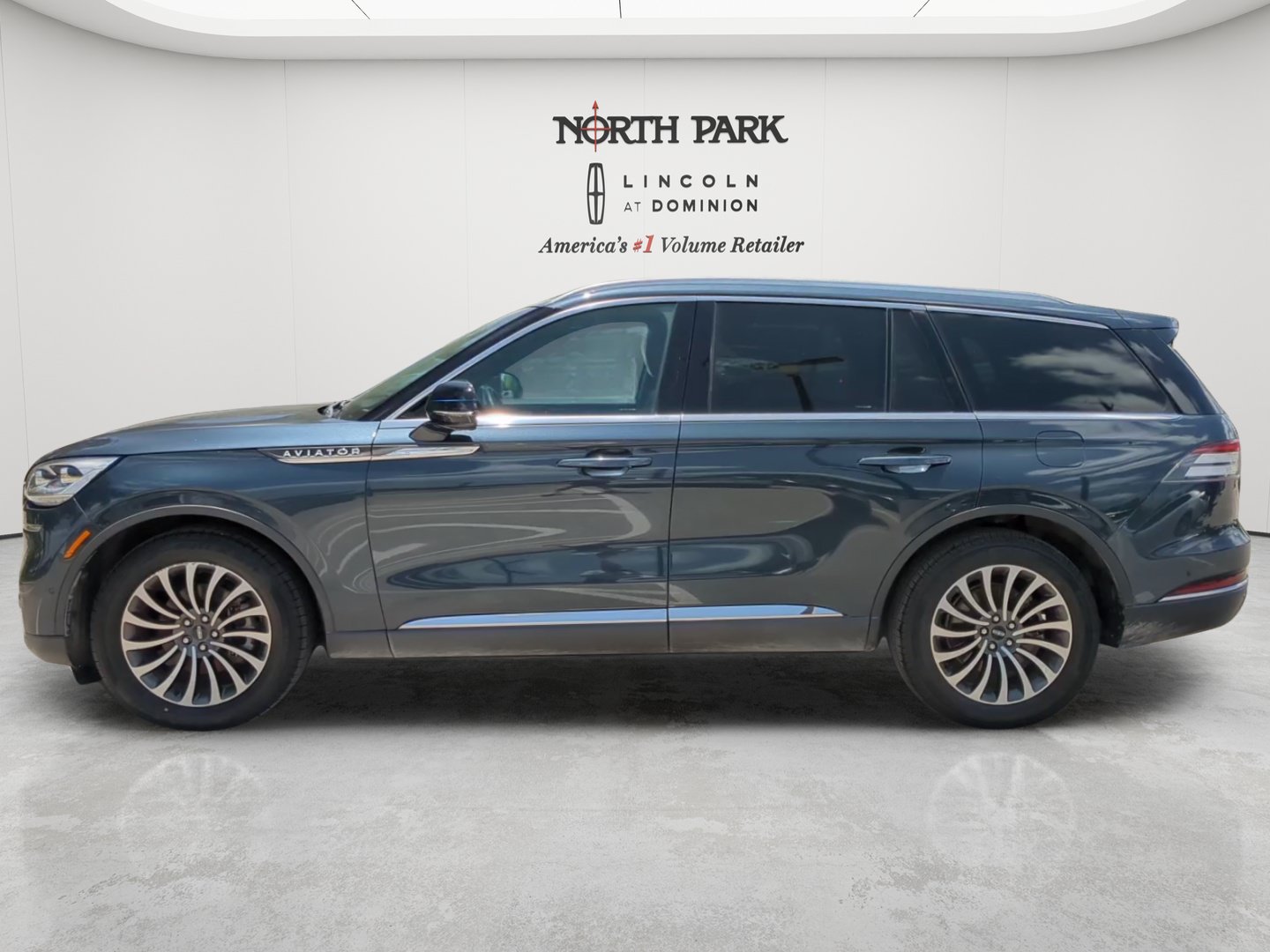 Used 2022 Lincoln Aviator Reserve w/ Equipment Group 201A RWD image 2