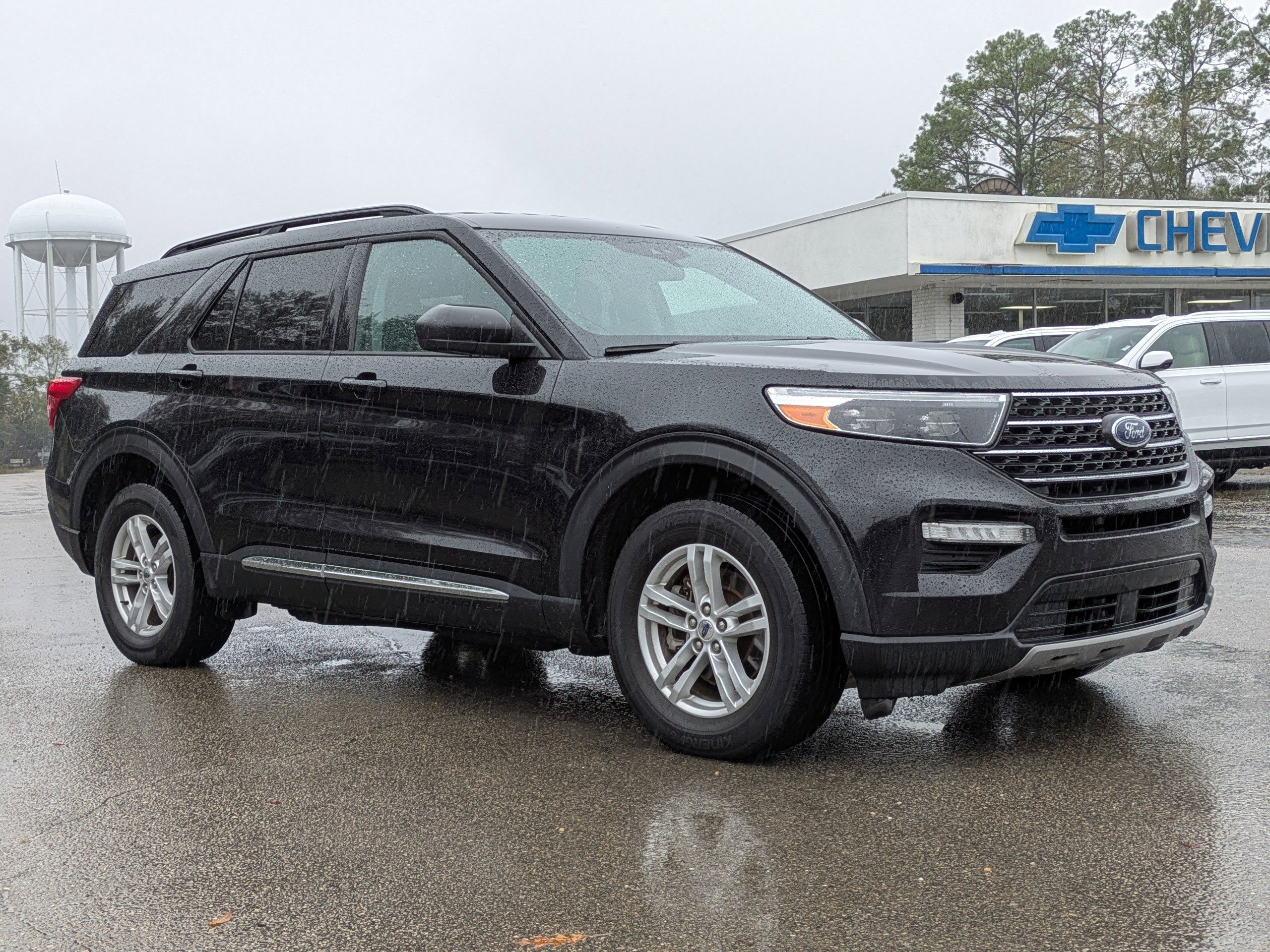 Used 2022 Ford Explorer XLT w/ Equipment Group 202A image 2