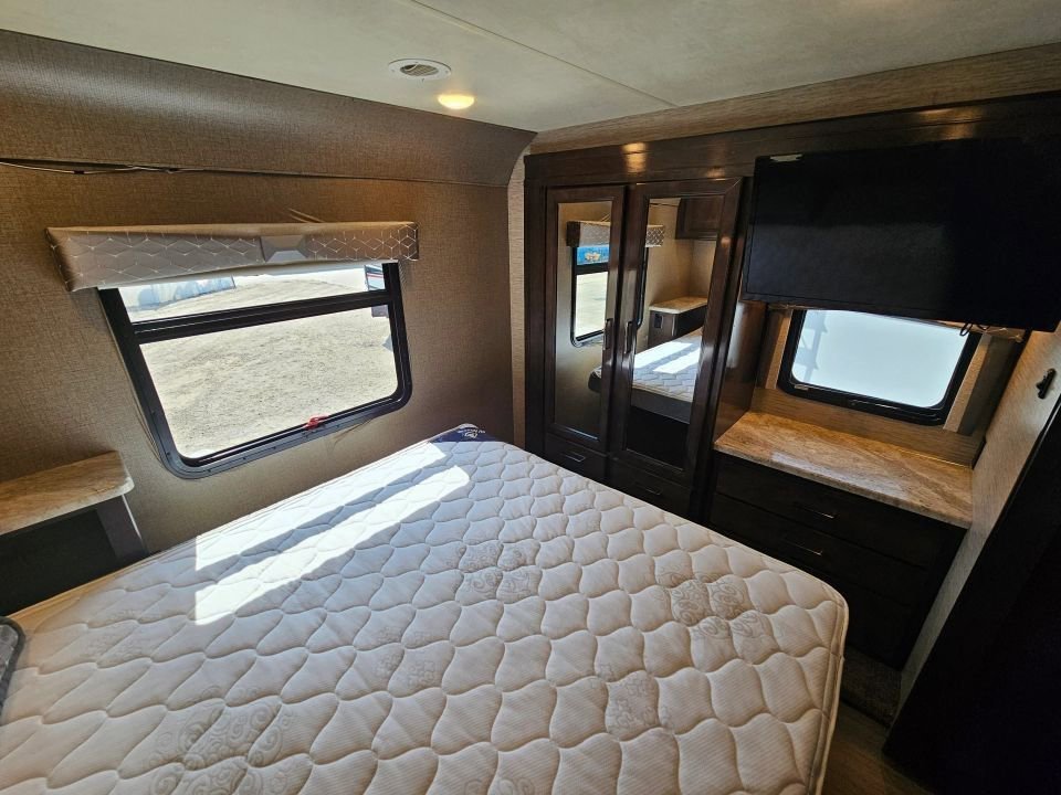 Used 2021 Ford E-450 and Econoline 450 Super Duty w/ Motorhome Prep Package image 32