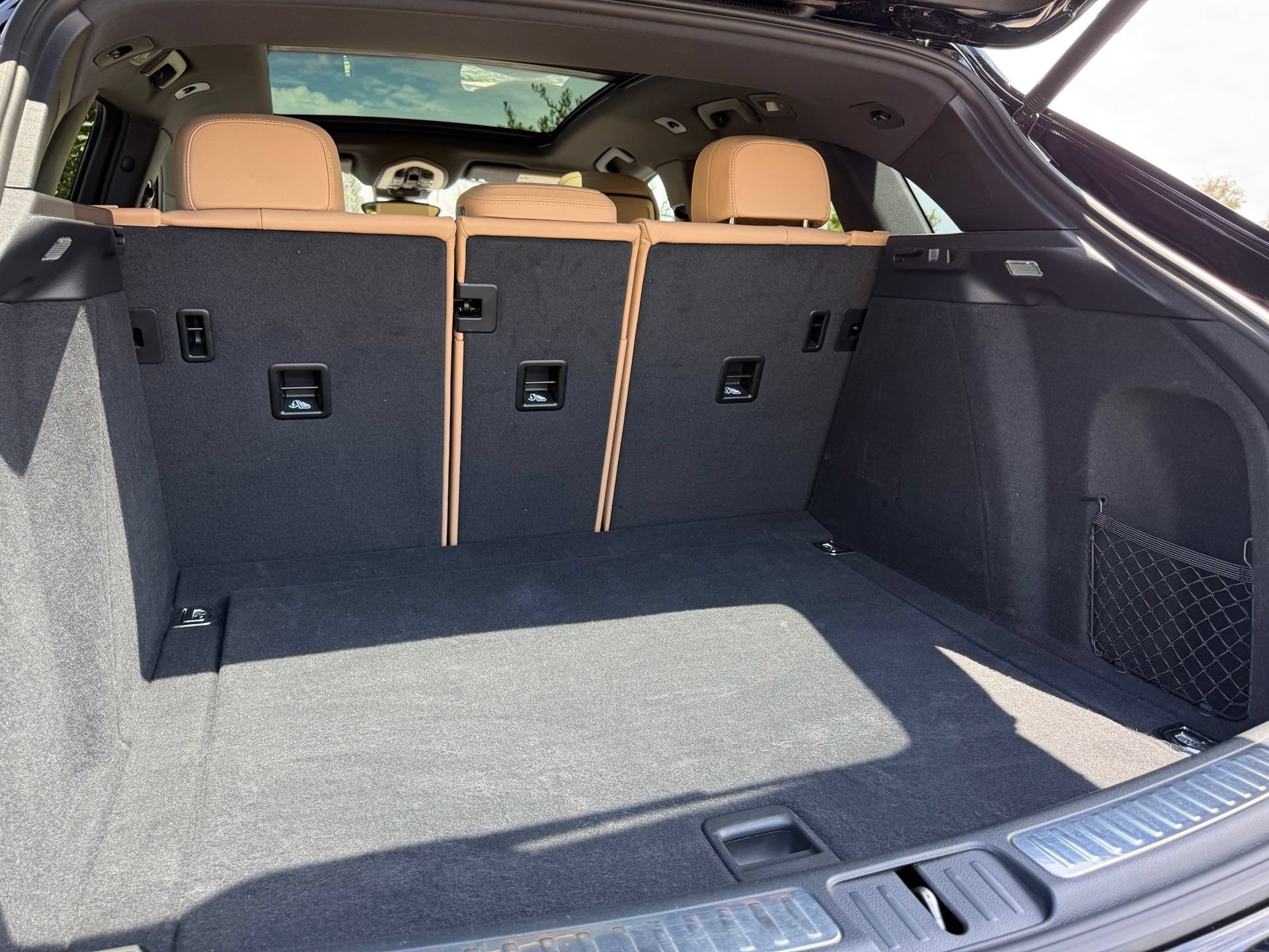 Certified 2017 Porsche Macan AWD/4WD image 32