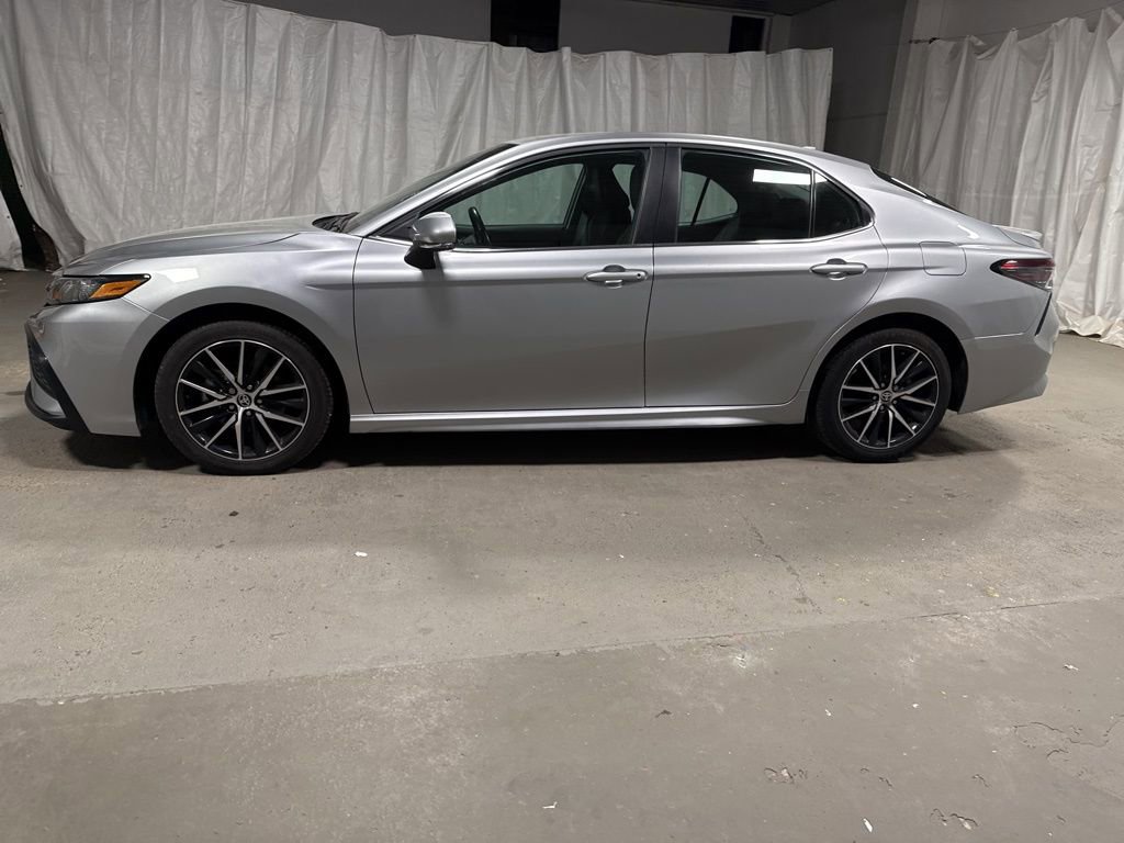Used 2024 Toyota Camry SE image 4