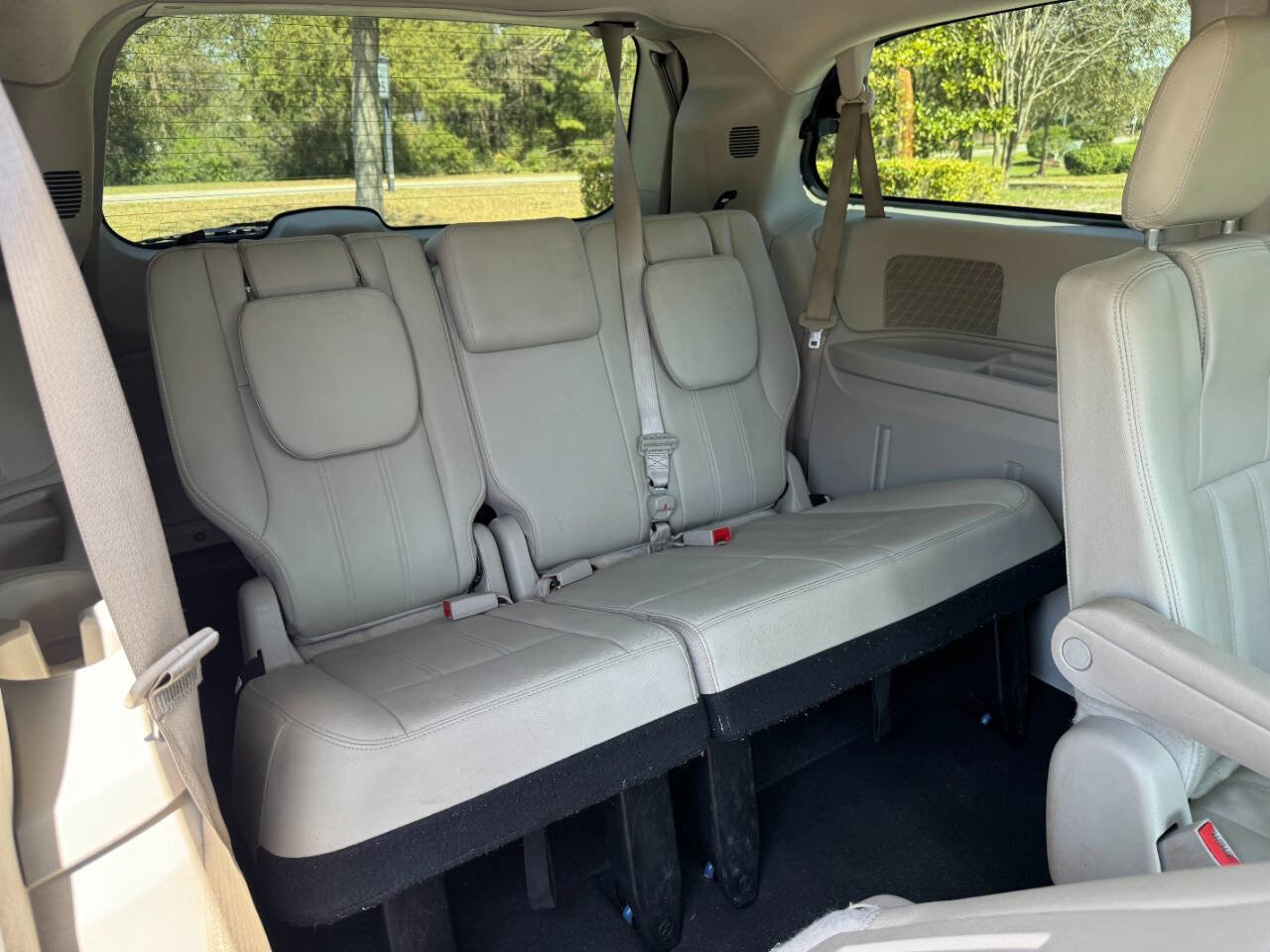 Used 2015 Chrysler Town & Country Touring image 43