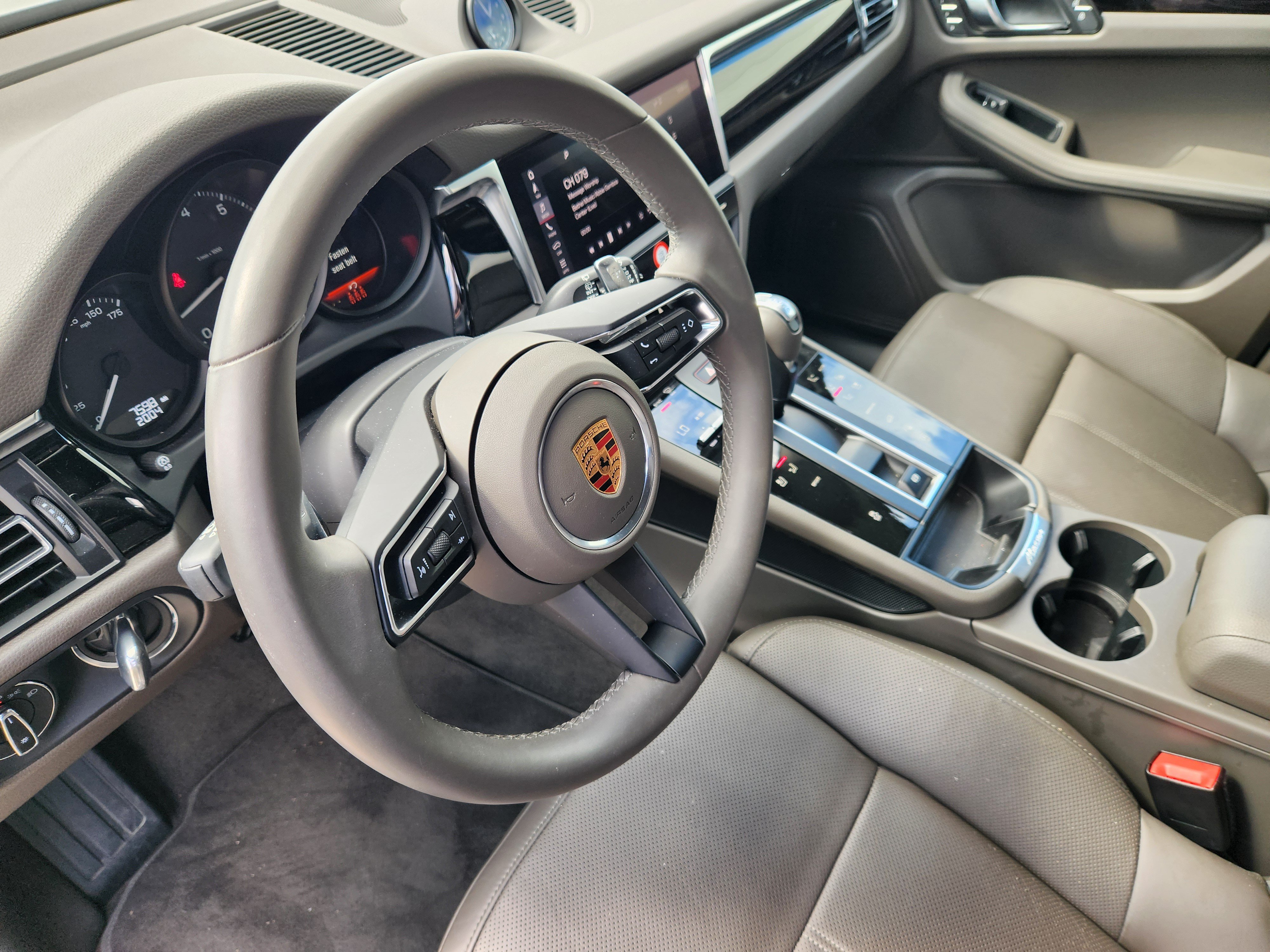 Certified 2026 Porsche Macan AWD/4WD image 4