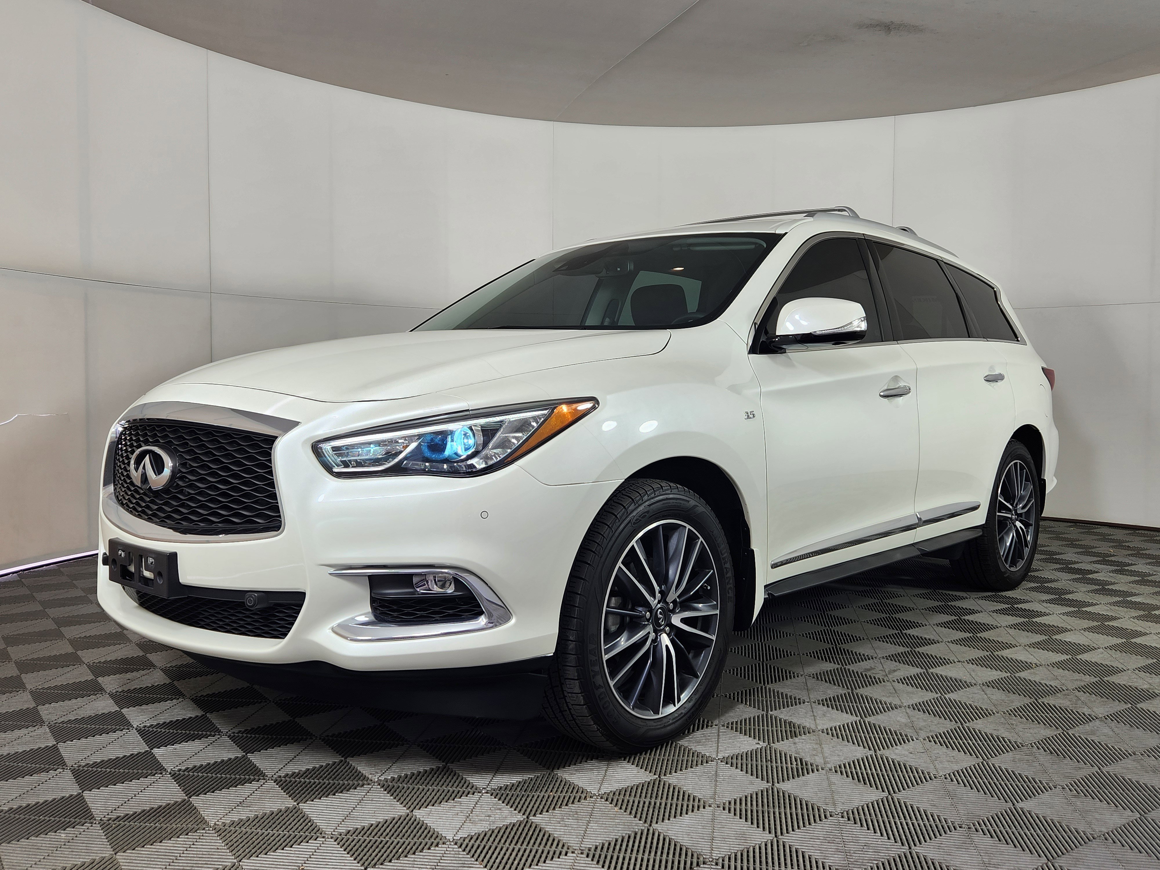 Used 2017 INFINITI QX60 Luxe w/ Deluxe Technology Package image 3