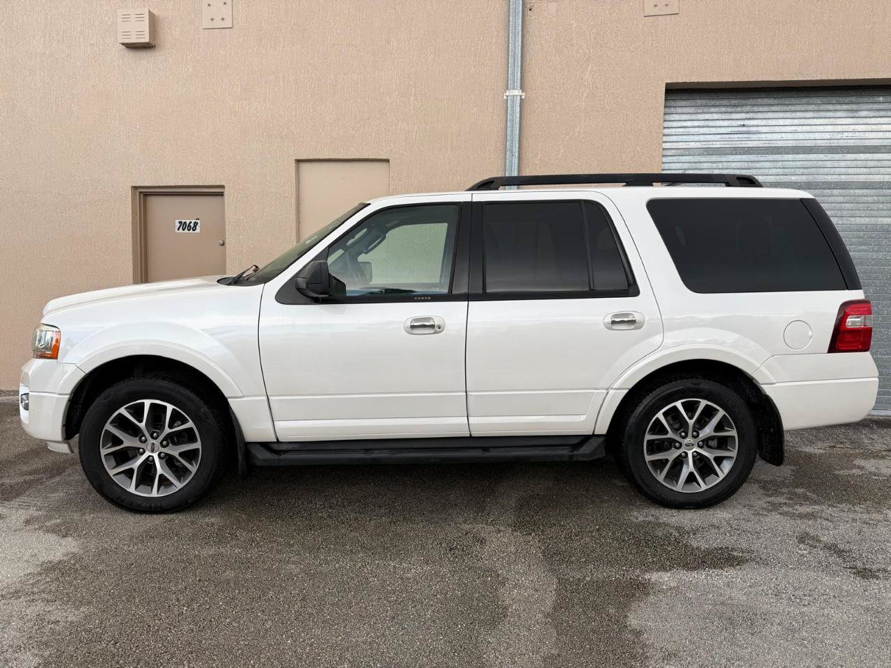 Used 2017 Ford Expedition XLT w/ Equipment Group 202A RWD image 14