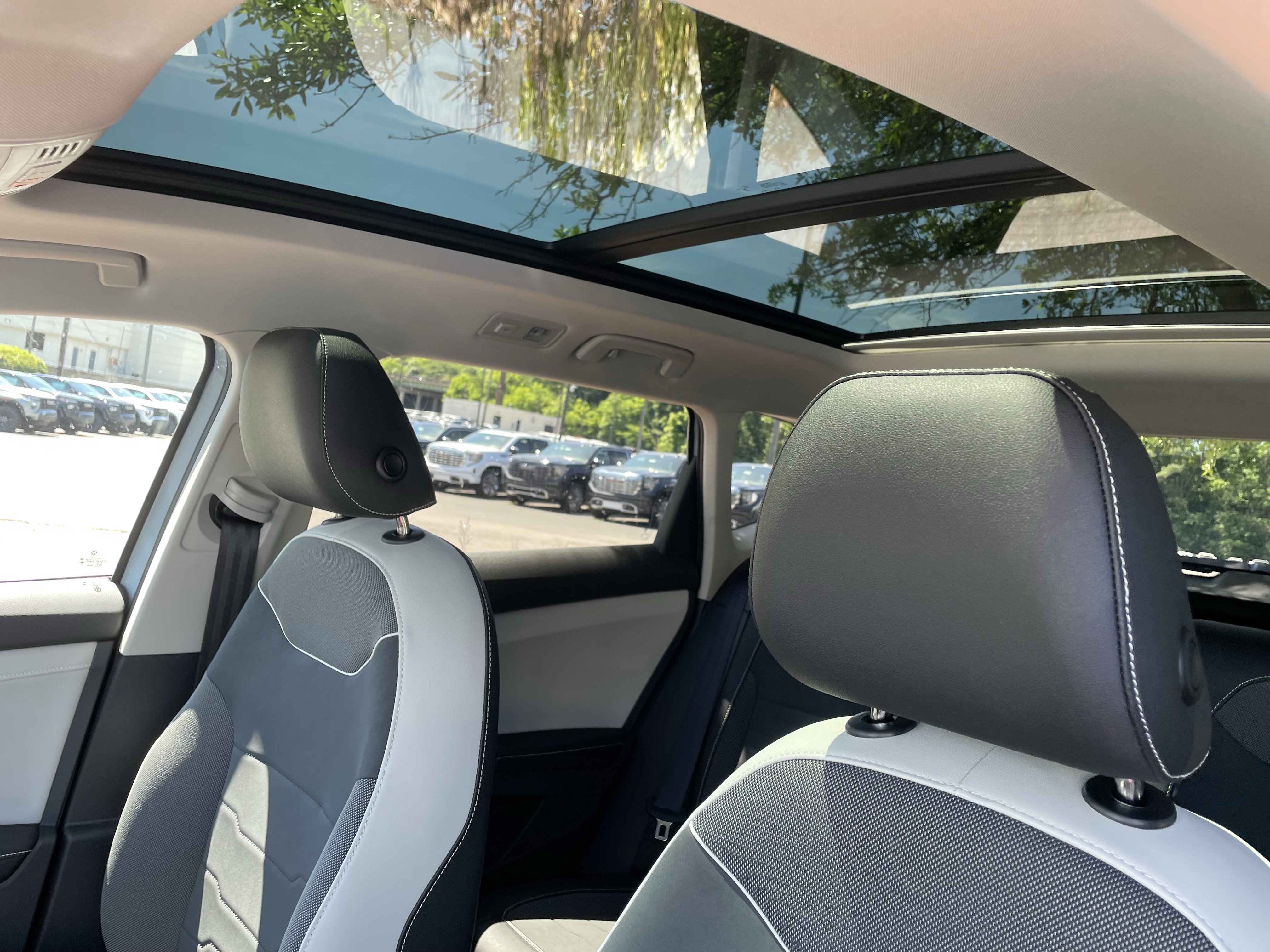 New 2026 Volkswagen Taos SE FWD image 15