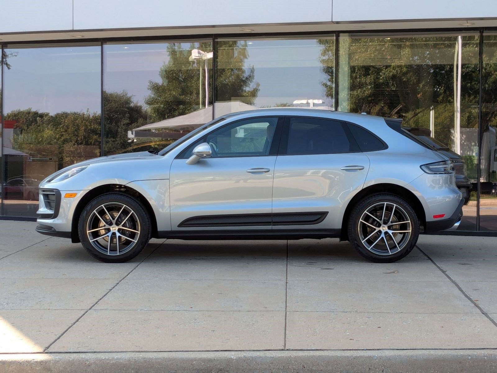 Certified 2026 Porsche Macan AWD/4WD image 2
