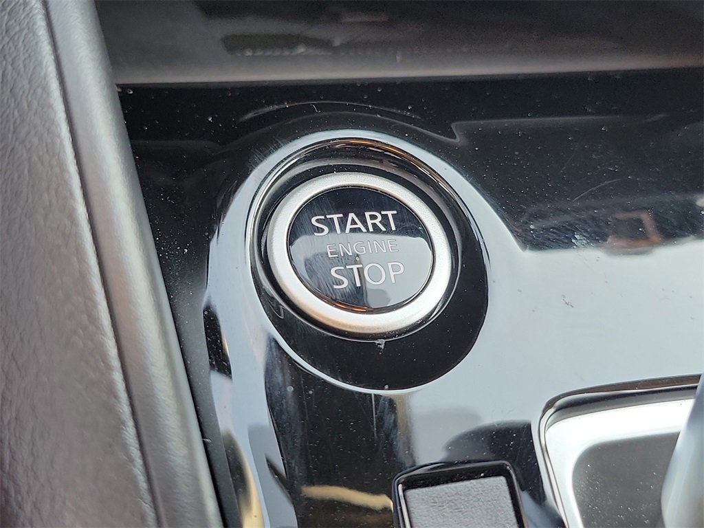 Certified 2025 Nissan Versa SR w/ Trunk Package image 9