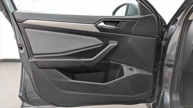 Used 2025 Volkswagen Jetta SE image 12