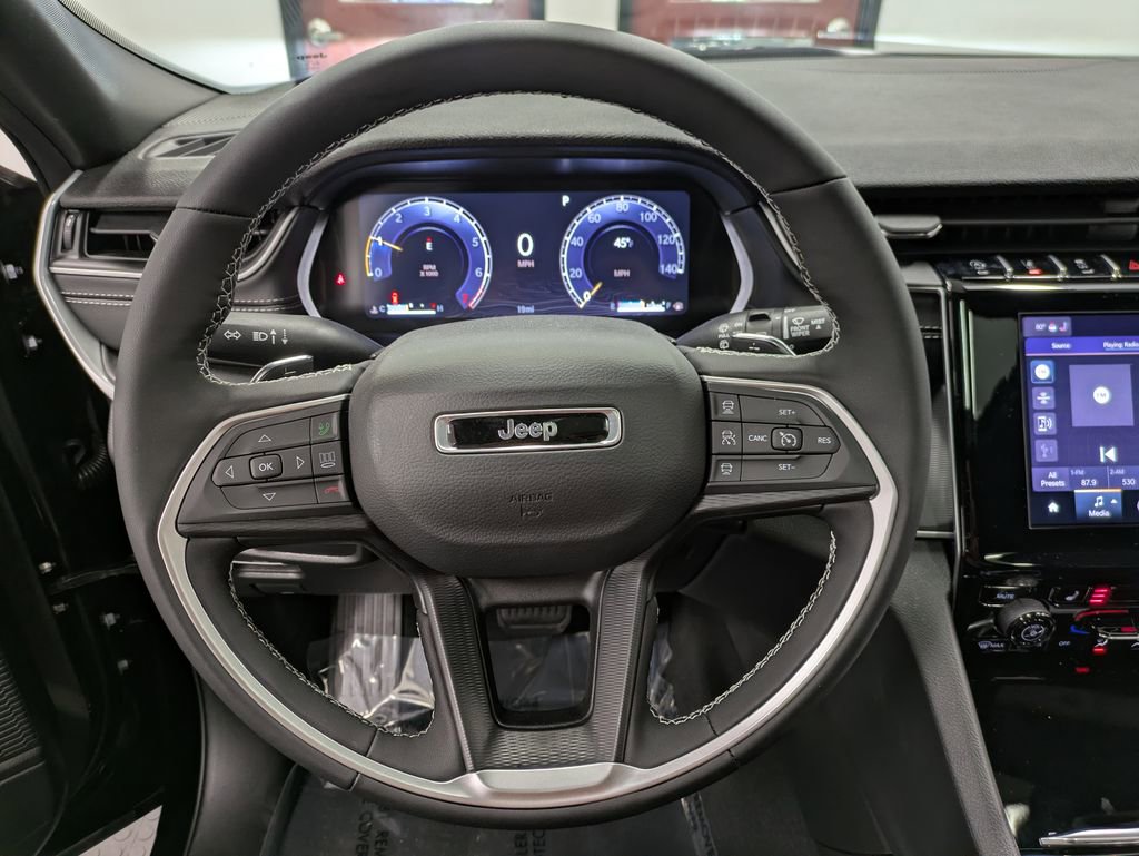 Used 2025 Jeep Grand Cherokee Altitude image 19