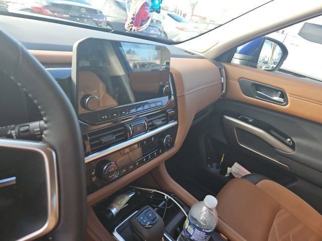 Used 2025 Nissan Pathfinder Platinum image 7