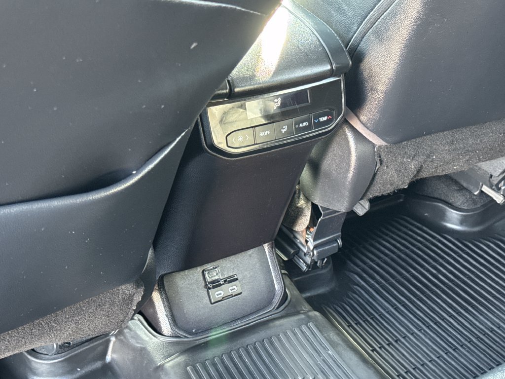 Used 2023 Toyota Highlander XLE AWD/4WD image 39
