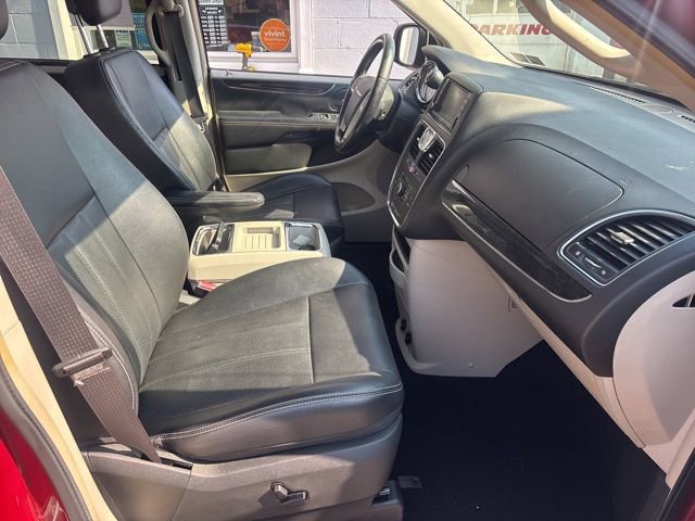 Used 2015 Chrysler Town & Country Touring-L w/ Driver Convenience Group FWD image 10