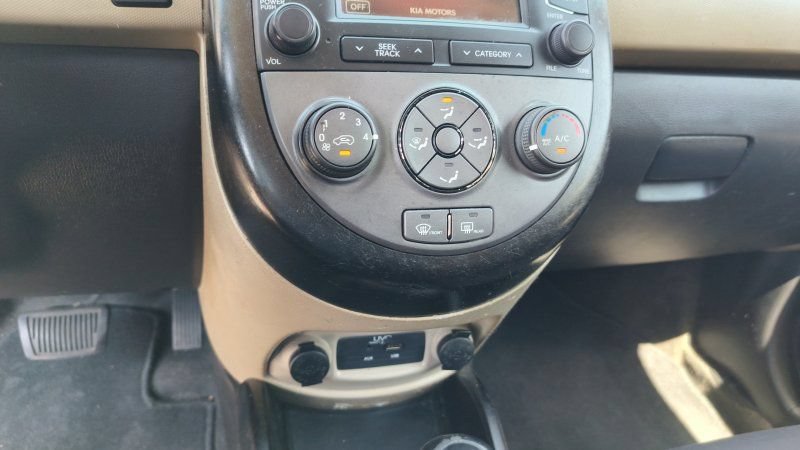 Used 2012 Kia Soul ! FWD image 19