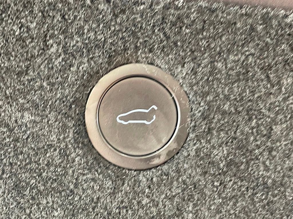 Used 2022 Tesla Model X Plaid image 21