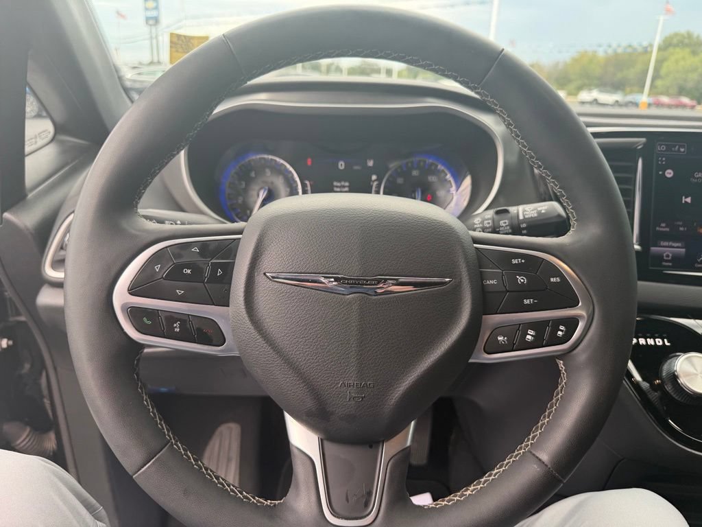 Used 2025 Chrysler Pacifica Select FWD image 9