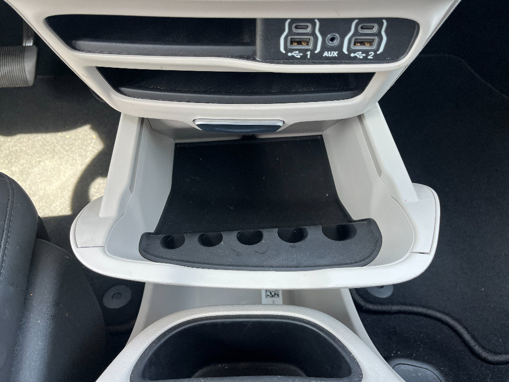 Used 2024 Chrysler Pacifica Touring-L image 26