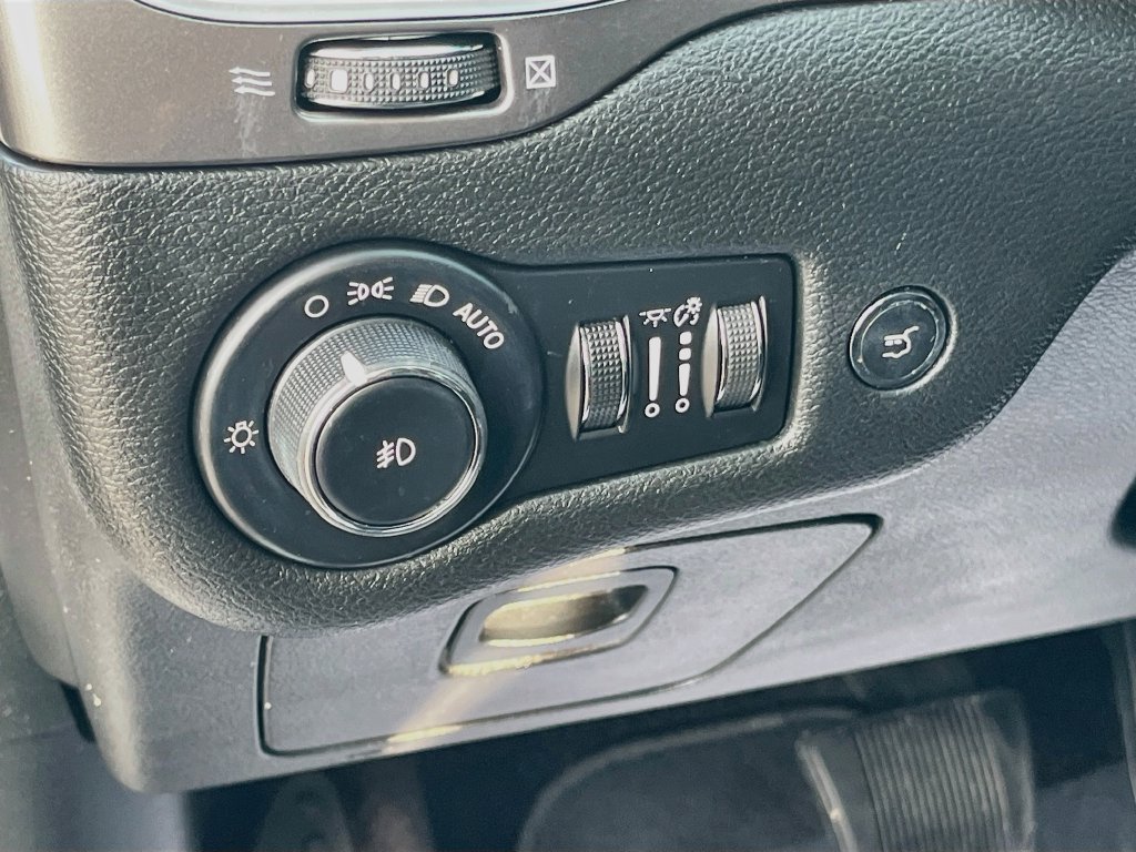 Used 2019 Jeep Cherokee Limited AWD/4WD image 10