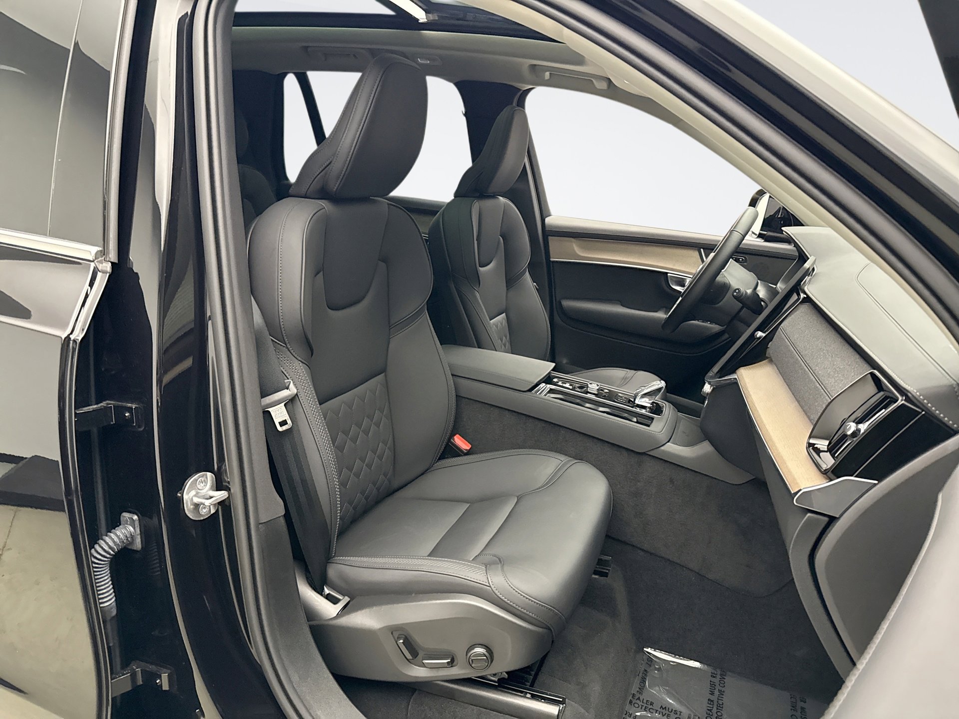 Used 2025 Volvo XC90 B6 Plus image 17