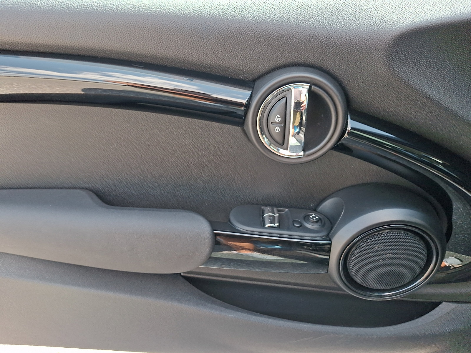 Used 2019 MINI Cooper S w/ Signature Upholstery Package FWD image 10