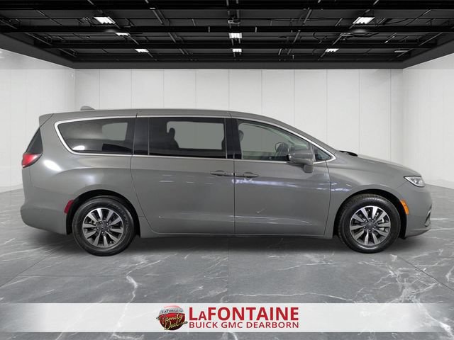 Used 2022 Chrysler Pacifica Touring-L w/ Uconnect Theater Family Group FWD image 6