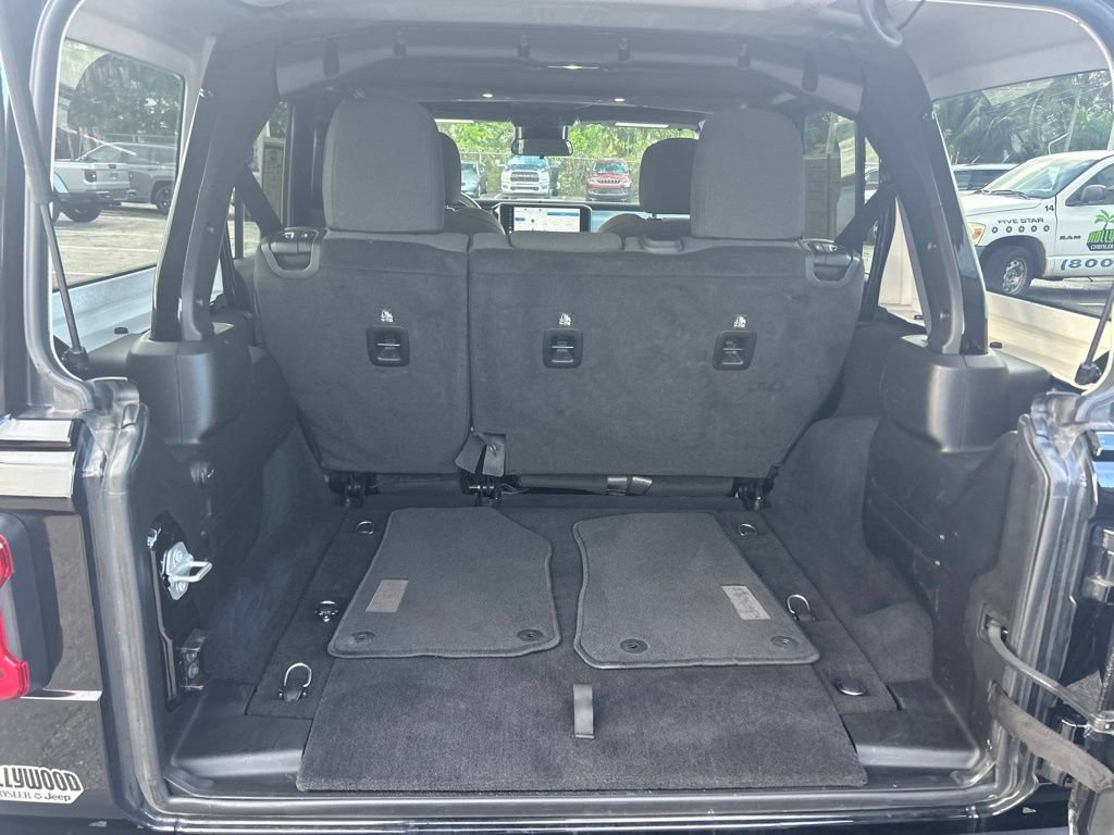 Used 2025 Jeep Wrangler Unlimited Sahara AWD/4WD image 30