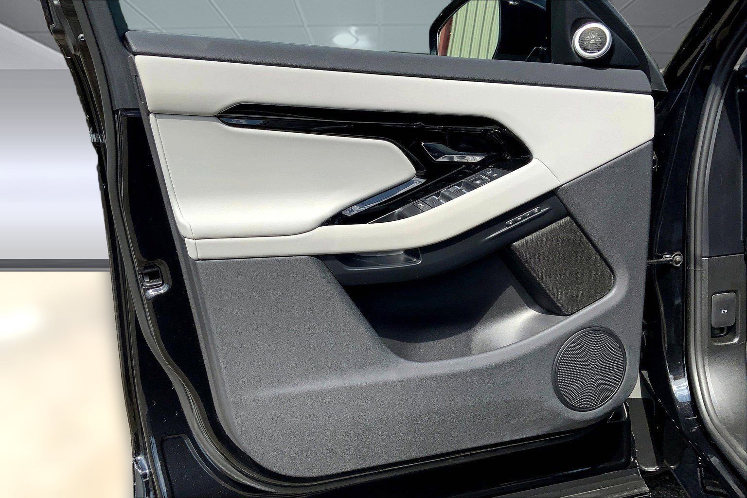 Used 2024 Land Rover Range Rover Evoque Dynamic SE image 12