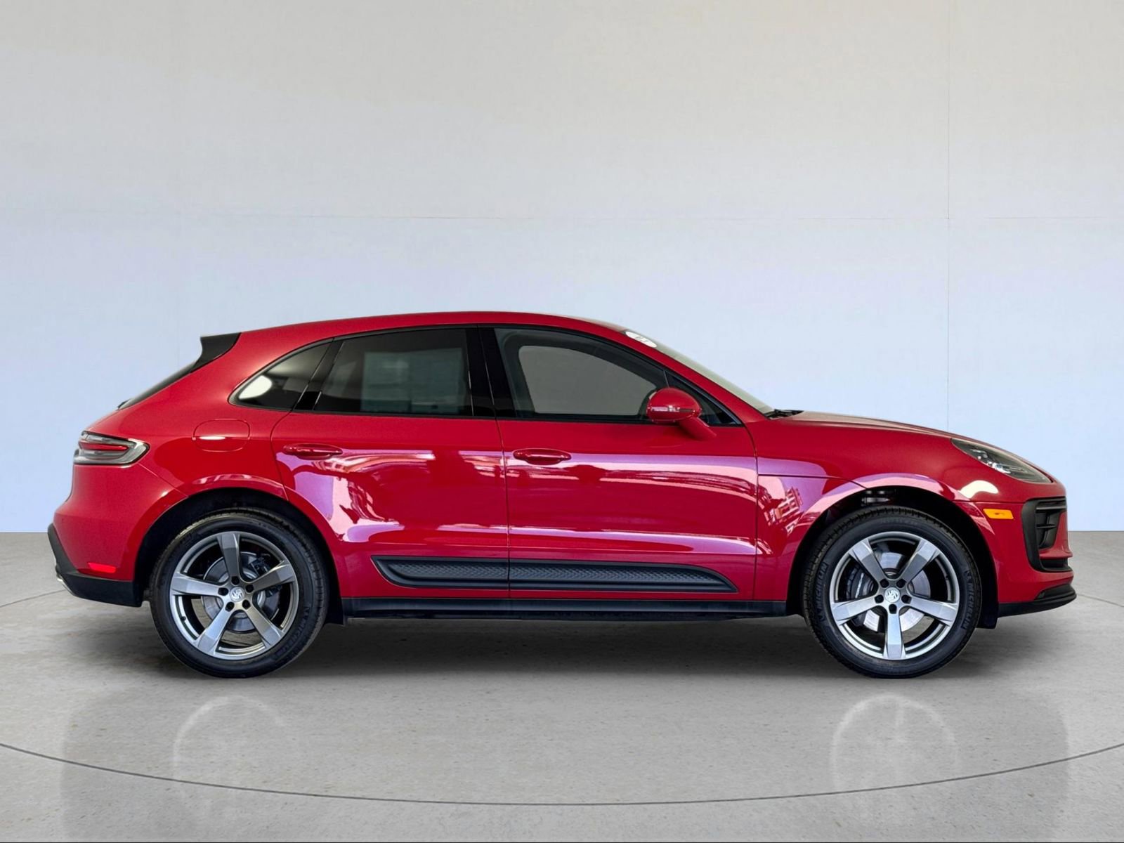 Certified 2025 Porsche Macan image 9