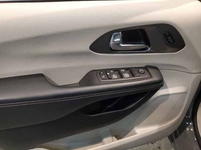 Used 2023 Chrysler Pacifica Touring-L FWD image 12