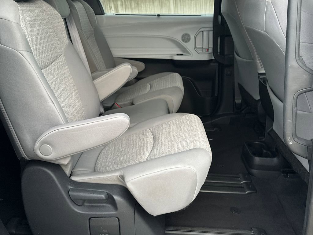 Used 2025 Toyota Sienna LE FWD image 13