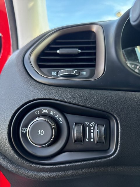 Used 2023 Jeep Renegade Latitude image 33