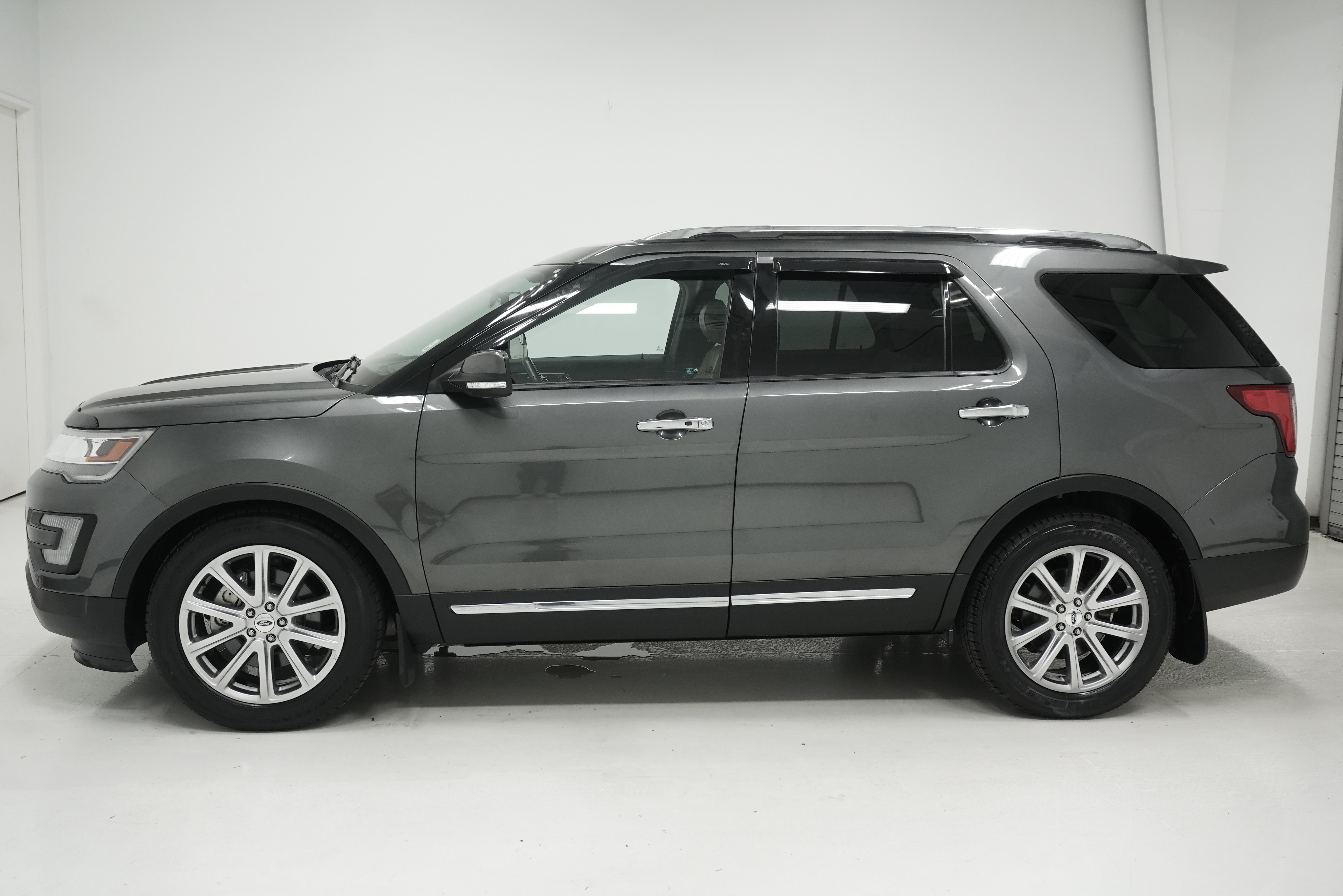 Used 2017 Ford Explorer Limited FWD image 7