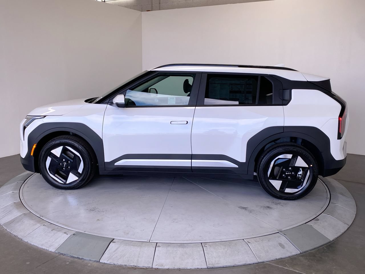 New 2027 Kia EV3 Wind FWD image 2
