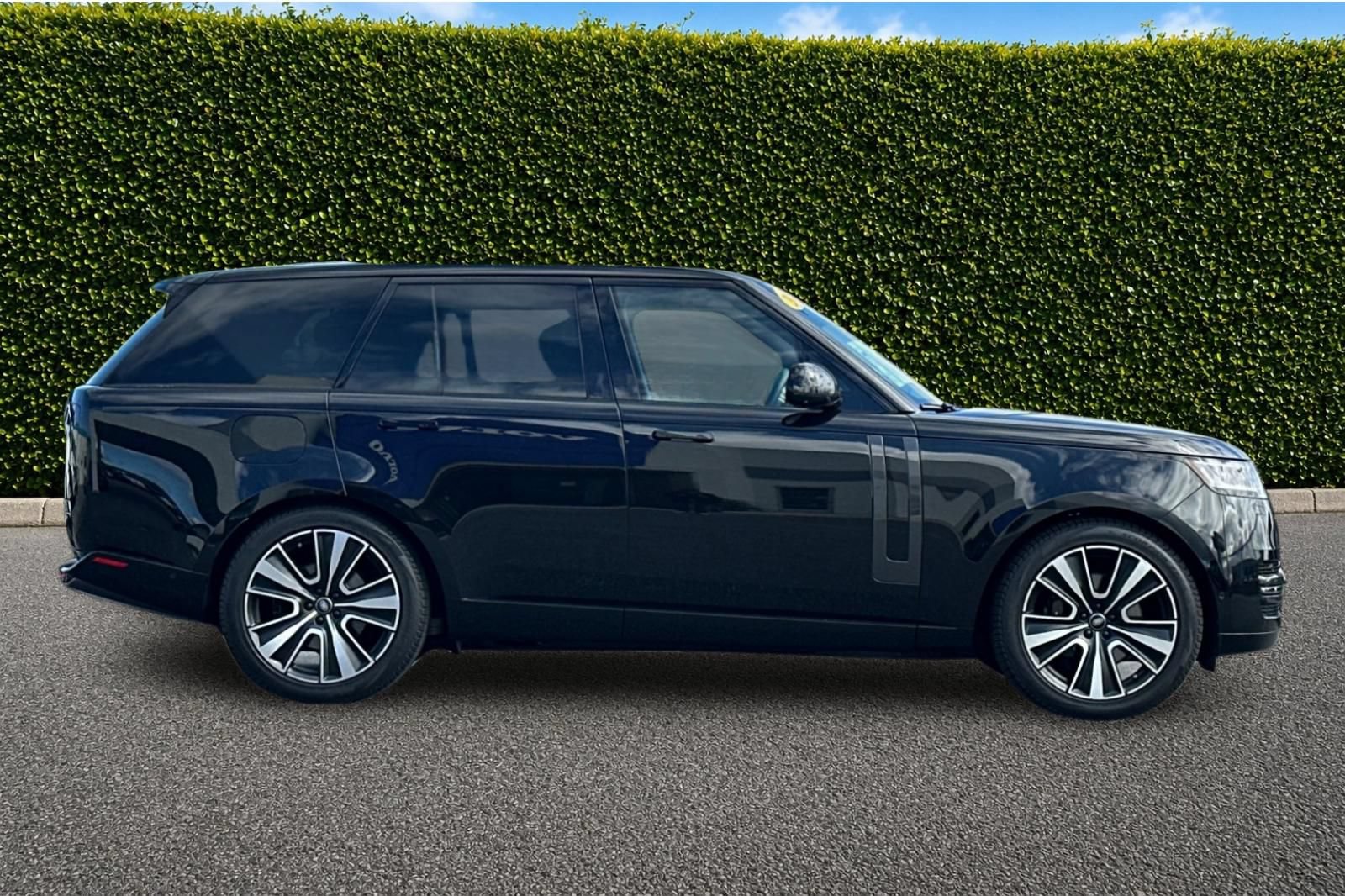 Used 2024 Land Rover Range Rover SE AWD/4WD image 3