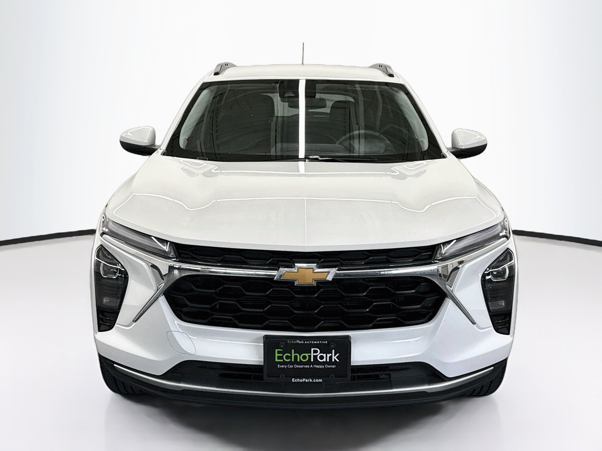 Used 2025 Chevrolet Trax LT FWD image 2