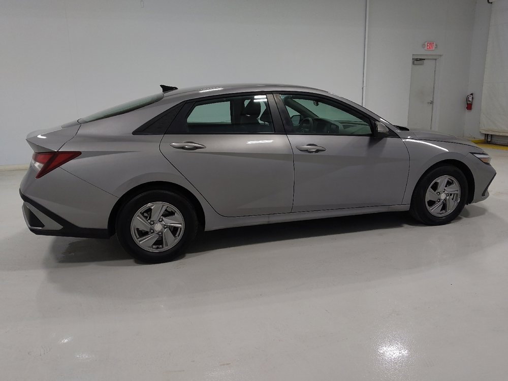Used 2025 Hyundai Elantra SE w/ Cargo Package image 10
