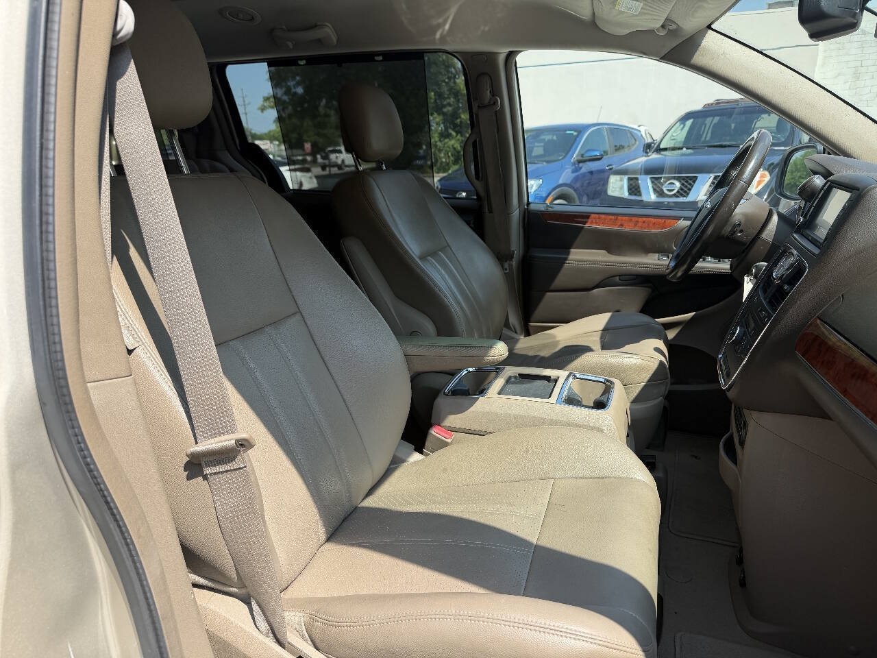 Used 2012 Chrysler Town & Country Touring-L w/ Entertainment Group #2 FWD image 15